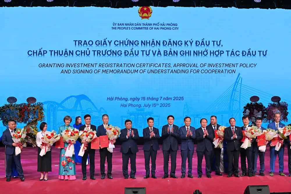 Chủ tịch nước Lương Cường và lãnh đạo TP Hải Phòng, các bộ, ngành chứng kiến trao Giấy chứng nhận đăng ký đầu tư, chấp thuận chủ trương đầu tư và bản ghi nhớ hợp tác đầu tư z6807459811789_e51df1bacaff07223a24fba4ddb5e935.jpg