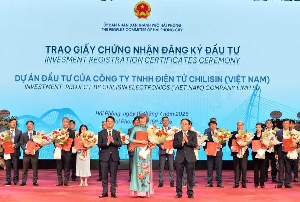 TP Hải Phòng trao Giấy chứng nhận đăng ký đầu tư cho các doanh nghiệp z6807470485527_adadb2e521eb2bcde4415dea44c331e7.jpg