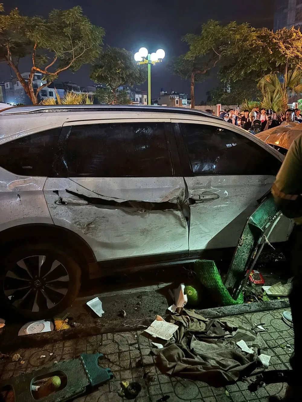 Vụ va chạm khiến chiếc xe ô tô bị hư hỏng nặng 2896.jpg