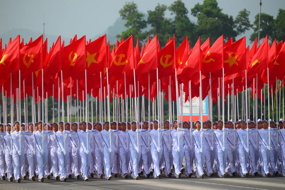 Buổi tổng hợp luyện bắt đầu bằng khối cờ Đảng và cờ Tổ quốc diễu hành qua lễ đài. Ảnh: ĐỖ TRUNG DSC_5574.JPG