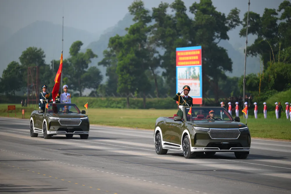 Nghi thức diễu hành qua lễ đài của 3 quân chủng. Ảnh: ĐỖ TRUNG DSC_5633.JPG