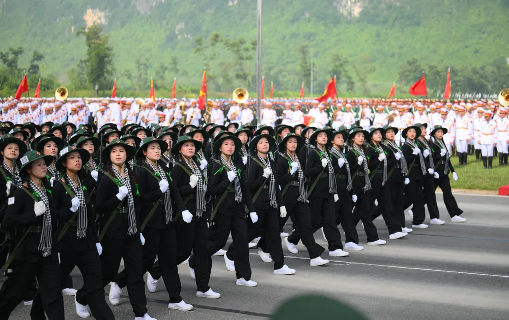 Khối nữ du kích miền Nam bước qua lễ đài DSC_7370.JPG