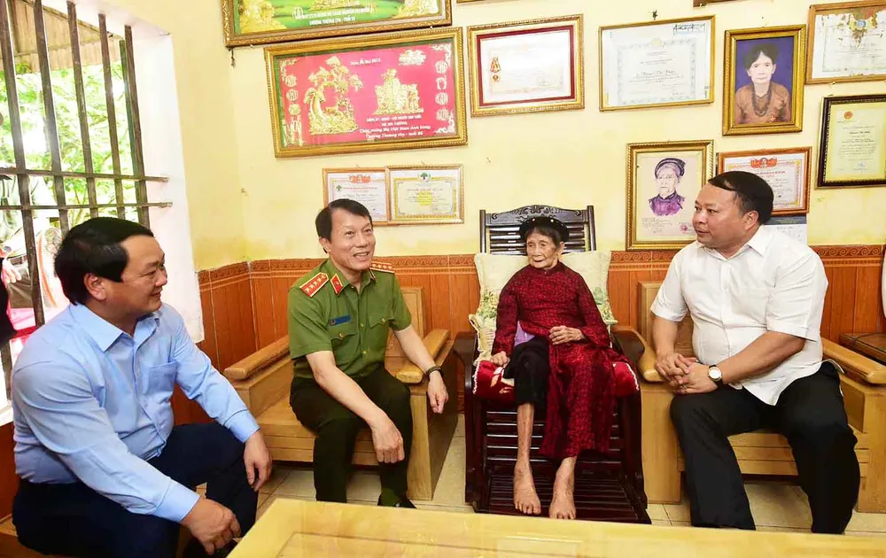 Bộ trưởng Bộ Công an Lương Tam Quang và lãnh đạo tỉnh Tuyên Quang thăm, nói chuyện với Mẹ Việt Nam Anh hùng Nguyễn Thị Nhớn Bo-Cong-An-Luong-Tam.jpg