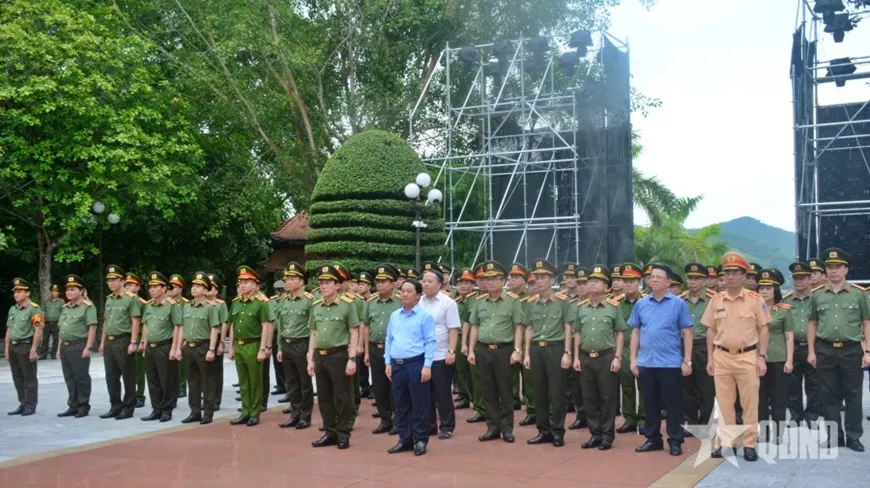Đoàn công tác tưởng niệm các Anh hùng liệt sĩ Công an nhân dân. Ảnh: Báo QĐND dsc_9111.jpg