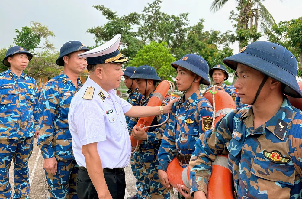 Chuẩn Đô đốc Trần Xuân Văn, Bí thư Đảng ủy, Chính ủy Vùng 1 kiểm tra công tác phòng, chống bão z6824041948011_4623fc3adcdb781e3390d2f4a1e48ba5.jpg