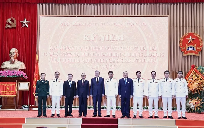Tổng Bí thư Tô Lâm chụp ảnh lưu niệm cùng lãnh đạo Viện Kiểm sát nhân dân tối cao img-0321.jpeg