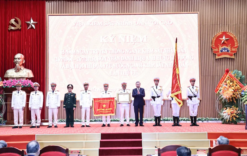 Ngành kiểm sát đón nhận danh hiệu Anh hùng Lao động TBT.jpg