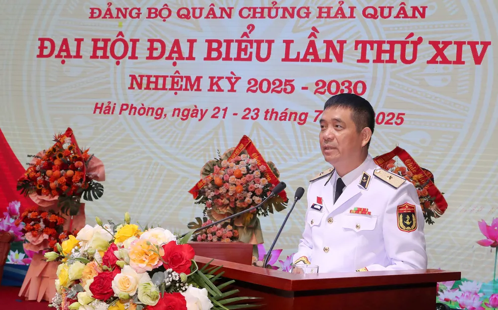Thiếu tướng Nguyễn An Phong, Bí thư Đảng ủy Quân chủng Hải quân trình bày dự thảo báo cáo chính trị tại Đại hội Đảng bộ Quân chủng lần thứ XIV AD0I6405.jpg