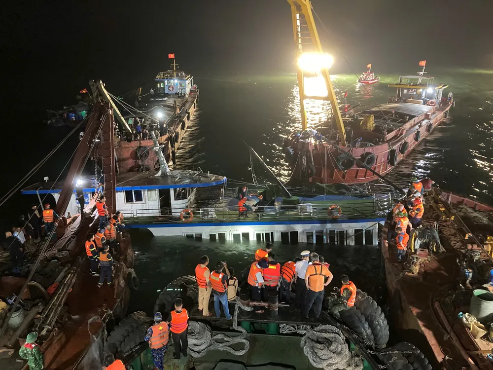 Lực lượng chức năng trục vớt tàu Vịnh Xanh z6822138968852_995355dea896fe594fa9fe64cd645c05.jpg
