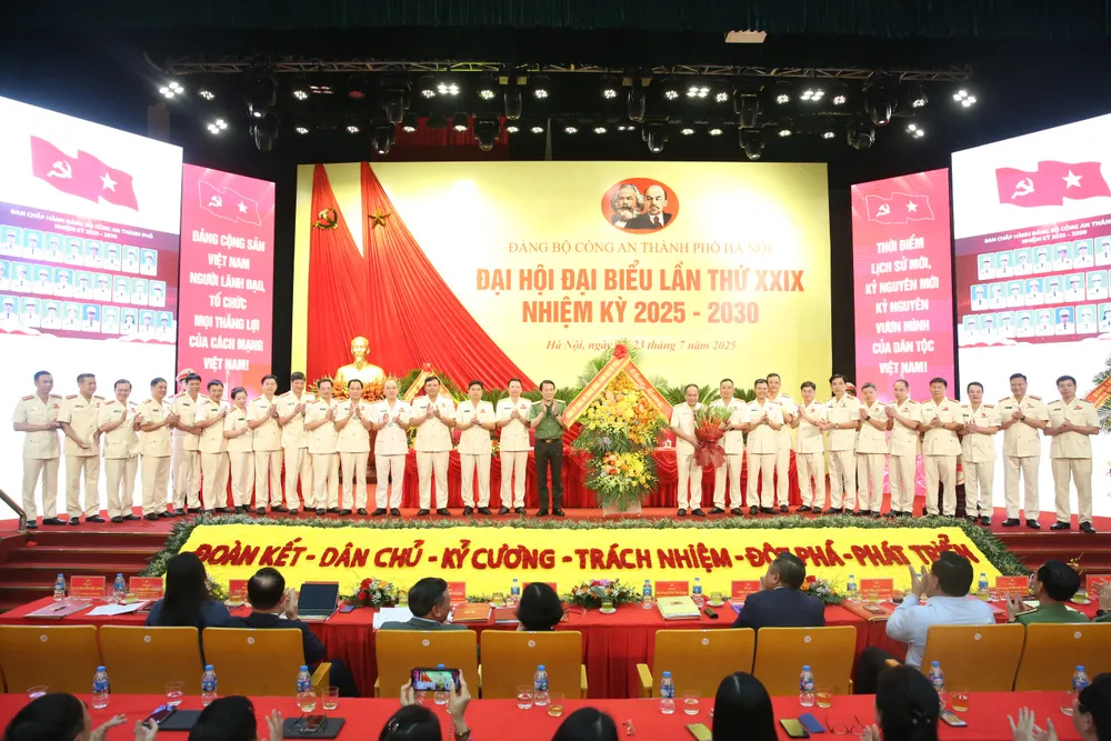 Bộ trưởng Bộ Công an Lương Tam Quang tặng hoa chúc mừng đại hội 494B7666.JPG