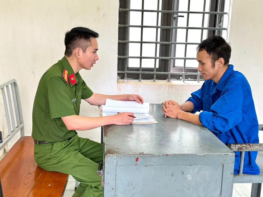 Cơ quan Cảnh sát điều tra tiến hành lấy lời khai của đối tượng Trần Ngọc Bình 520976683_1068186915441861_59535.jpg