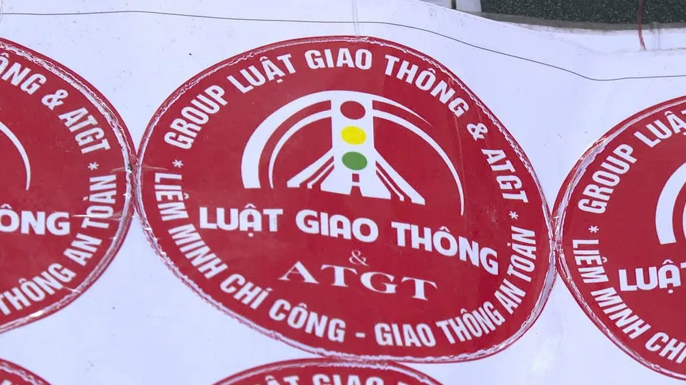 Các đối tượng tự thiết kế logo để dán lên các xe tải 523902629_1068201168773769_16632.jpg