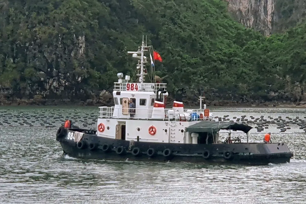Tàu 984 thuộc Bộ Tư lệnh Vùng 1 Hải quân triển khai kế hoạch tìm kiếm 2 nạn nhân đang mất tích z6831741613115_7129cfa976a1e12f2fcf5b406edef259.jpg