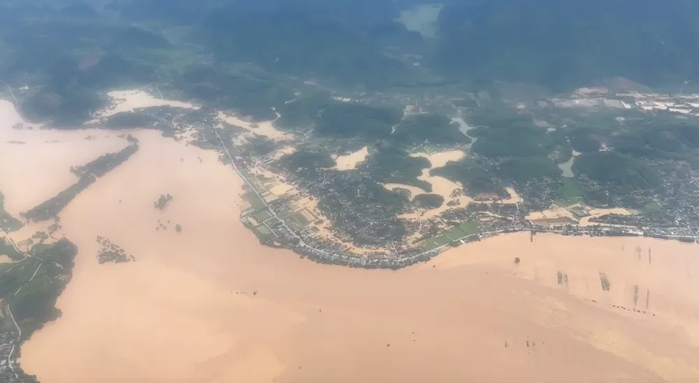 Nước lũ ở Nghệ An mênh mông Ảnh màn hình 2025-07-24 lúc 16.49.10.png