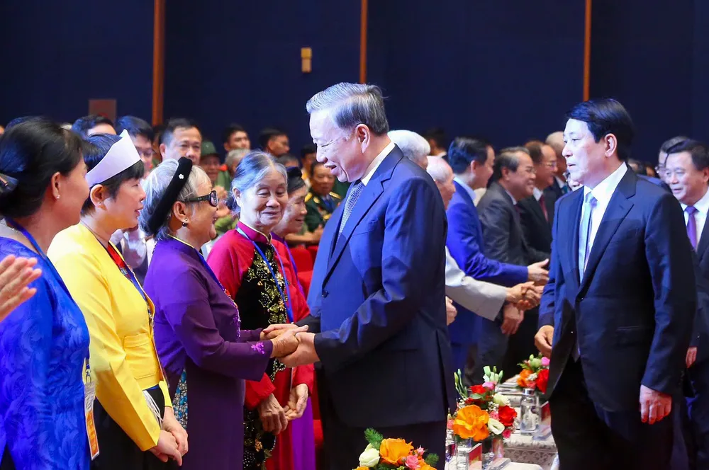 Tổng Bí thư Tô Lâm thăm hỏi các Mẹ Việt Nam Anh hùng TBT.jpg