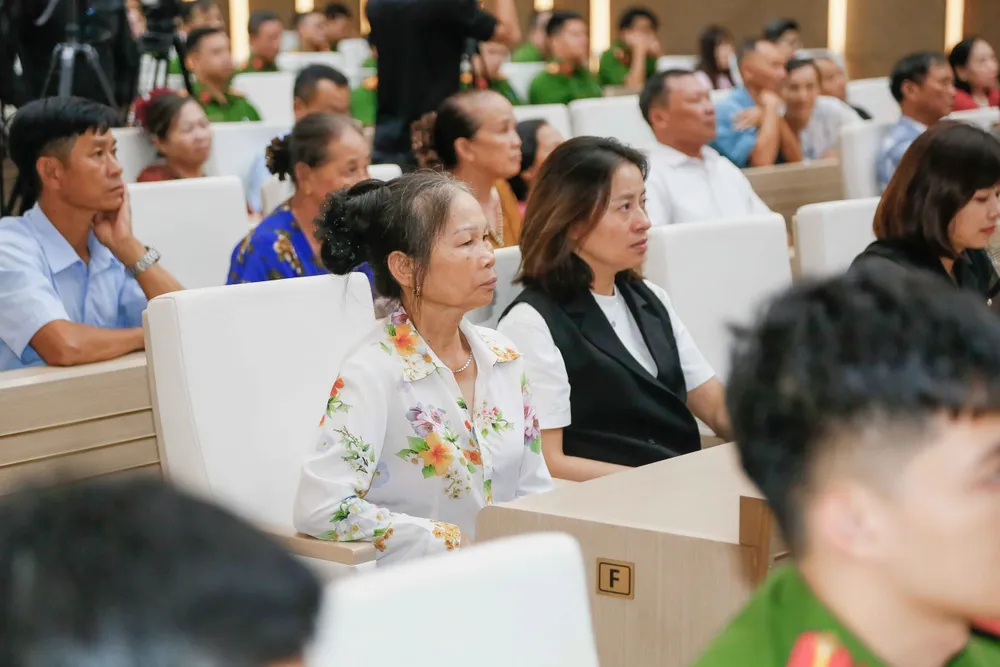 Thân nhân các liệt sĩ tại hội nghị. Ảnh: PHÙNG ANH thân nhân 1.jpg