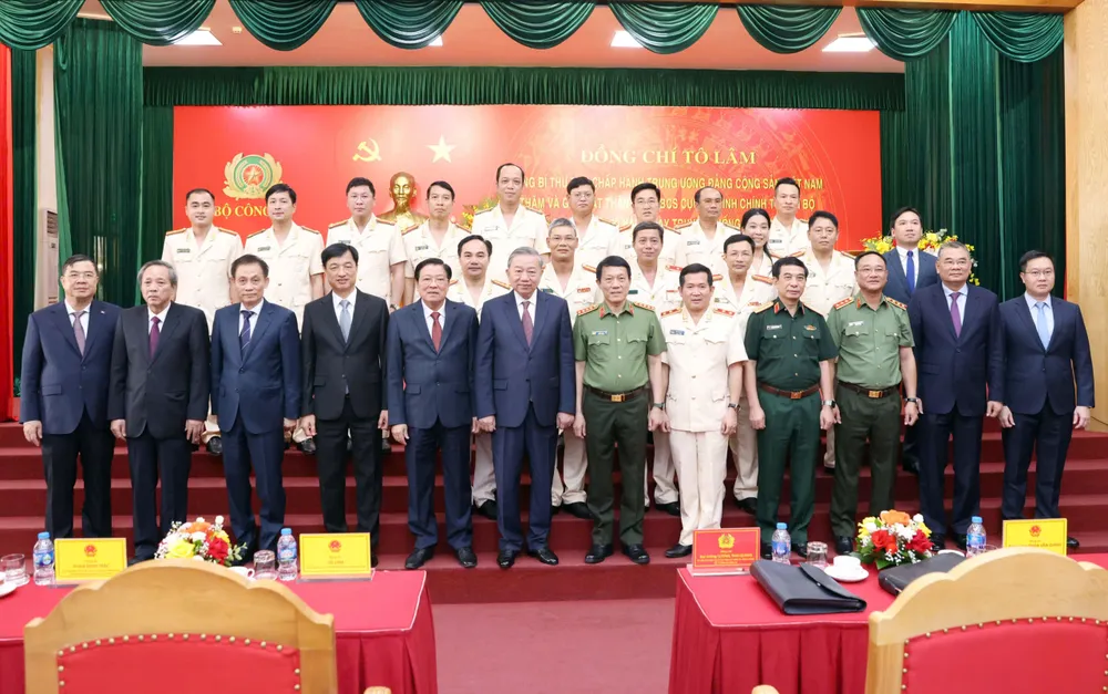 Tổng Bí thư Tô Lâm và các đại biểu dự buổi gặp mặt chụp ảnh lưu niệm. Ảnh: VIẾT CHUNG z6848923778270_e743a2d62da3b552c503518e371737af.jpg