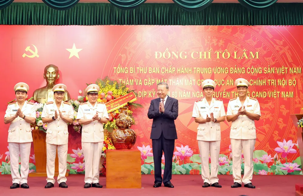 Tổng Bí thư Tô Lâm và các lãnh đạo Cục An ninh chính trị nội bộ tại buổi gặp mặt. Ảnh: VIẾT CHUNG z6848923791587_fff0c0df94e0f477bca485e347ccb757.jpg
