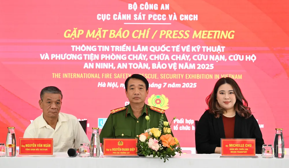 Lãnh đạo Cục Cảnh sát PCCC-CNCH và đại diện các đơn vị tham gia diễn đàn thông tin về sự kiện. Ảnh: ĐỖ TRUNG DSC_3275.JPG