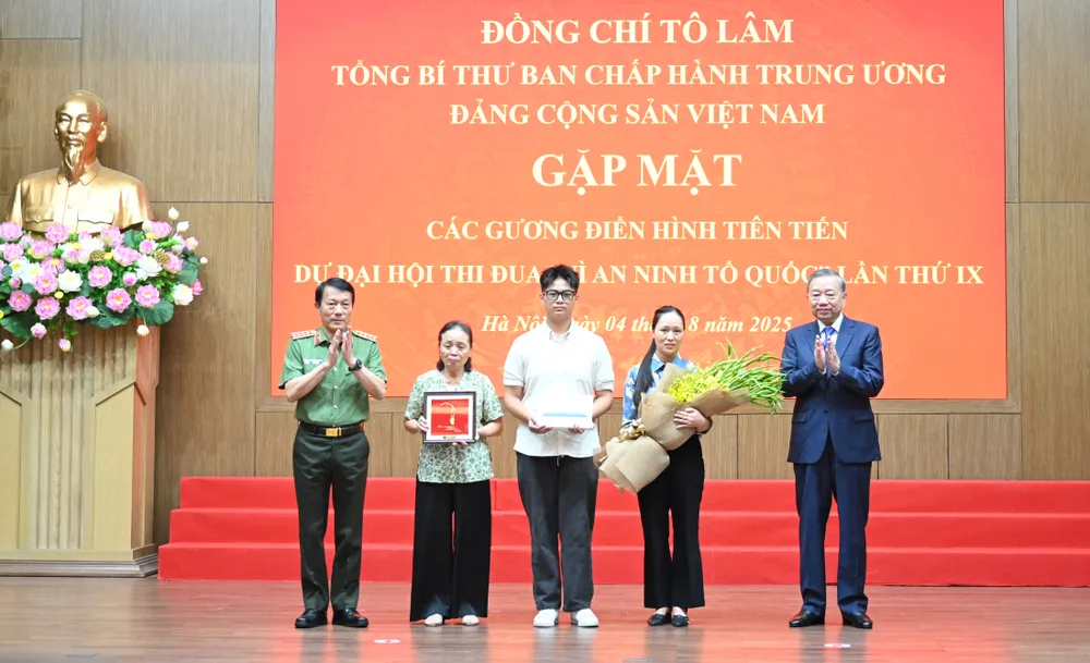Tổng Bí thư Tô Lâm và Đại tướng Lương Tam Quang trao quà đến gia đình liệt sĩ Đặng Anh Quân, nguyên Đội trưởng Đội Phòng cháy chữa cháy và cứu nạn cứu hộ (Công an quận Cầu Giấy trước đây) đã hy sinh khi làm nhiệm vụ. Ảnh: ĐỖ TRUNG DSC_4781.JPG