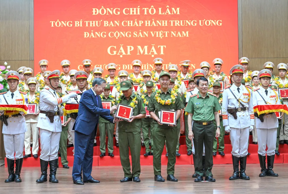 Tổng Bí thư Tô Lâm và Bộ trưởng Bộ Công an tuyên dương các điển hình tiên tiến là những công an ở cơ sở. Ảnh: ĐỖ TRUNG DSC_5035.JPG