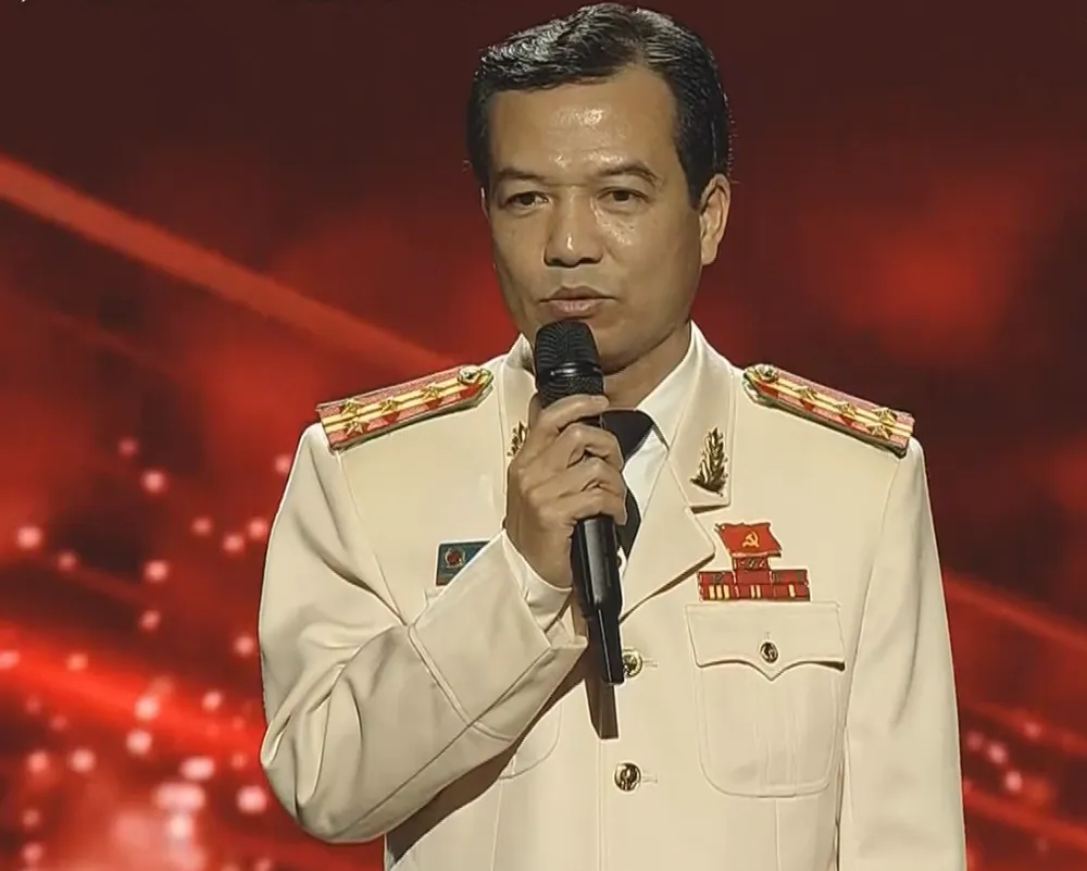 លោកវរសេនីយ៍ឯក Nguyen Huu Son អនុប្រធាននាយកដ្ឋានប៉ូលីសស៊ើបអង្កេតលើឧក្រិដ្ឋកម្មនៃអំពើពុករលួយ សេដ្ឋកិច្ច និងការរត់ពន្ធ (C03 ក្រសួងសន្តិសុខសាធារណៈ) ក្នុងមហាសន្និបាតត្រាប់តាម Ảnh màn hình 2025-08-06 lúc 21.15.32.png