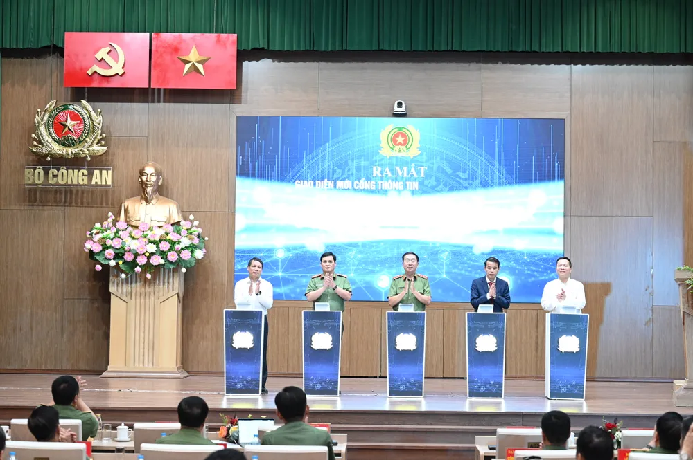 Lãnh đạo Bộ Công an và các đại biểu thực hiện nghi thức nhấn nút để chính thức xuất hiện giao diện mới Cổng thông tin điện tử Bộ Công an. Ảnh: ĐỖ TRUNG DSC_6121.JPG