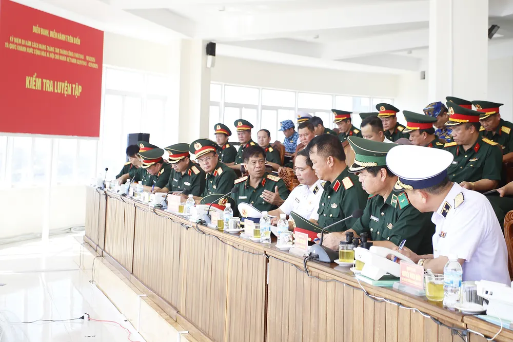 Thượng tướng Nguyễn Văn Nghĩa chỉ đạo các lực lượng tham gia luyện tập diễu binh trên biển 1780.jpg