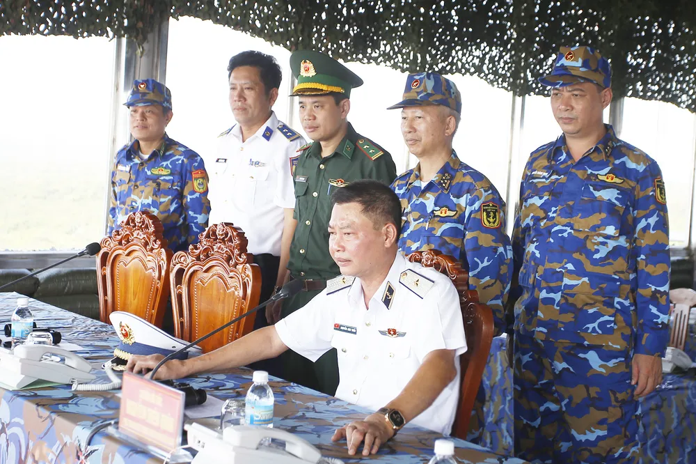 Chuẩn Đô đốc Nguyễn Anh Tuấn, Tư lệnh Vùng 4 chỉ huy các lực lượng luyện tập vận động đội hình diễu binh trên biển 1782.jpg