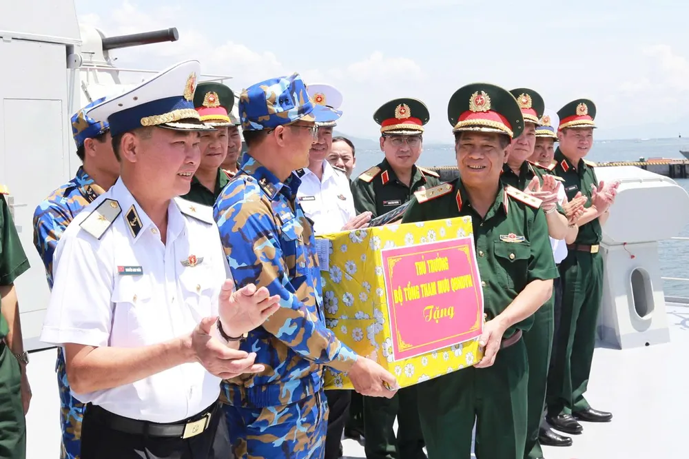 Thượng tướng Nguyễn Văn Nghĩa tặng quà và động viên các lực lượng tham gia luyện tập diễu binh trên biển 1783.jpg