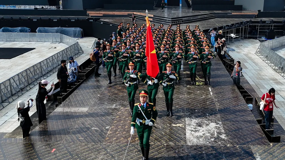 سيضم البرنامج 68 جنديًا من مدرسة ضباط الجيش الأول، الذين مثلوا جيش الشعب الفيتنامي في العرض في الساحة الحمراء (موسكو، روسيا). DJI_20250808080440_0131_D_VANI.jpg