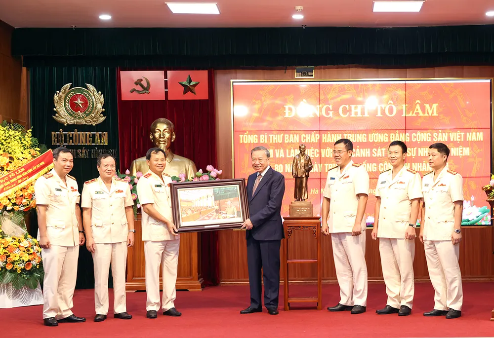 Lãnh đạo Cục Cảnh sát hình sự tặng bức ảnh Tổng Bí thư khi còn là Bộ trưởng Bộ Công an có buổi làm việc tại Cục Cảnh sát hình sự K_HA4236.JPG