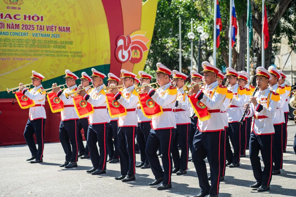 Mỗi đoàn mang tới sắc màu âm nhạc riêng, vừa tôn vinh truyền thống, vừa giới thiệu hình ảnh lực lượng công an nước mình z6889204779136_11654d8860f73d1adf7fa2dcd65dc899.jpg