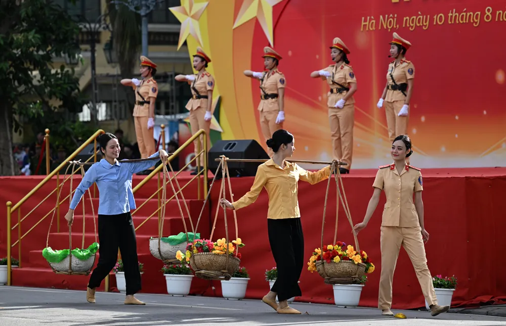 Hình ảnh cảnh sát giao thông trong thời bình luôn hỗ trợ, giúp đỡ nhân dân trên đường phố DSC_0649.JPG