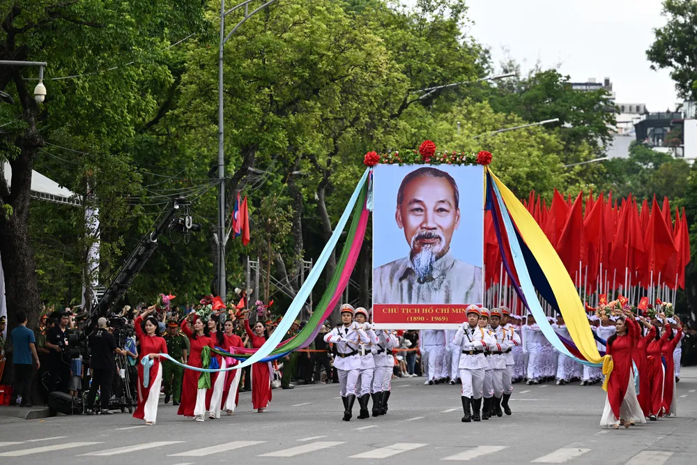 Chương trình diễu hành sau đó bắt đầu bằng khối rước ảnh chân dung Chủ tịch Hồ Chí Minh đi qua các con phố DSC_0747.JPG