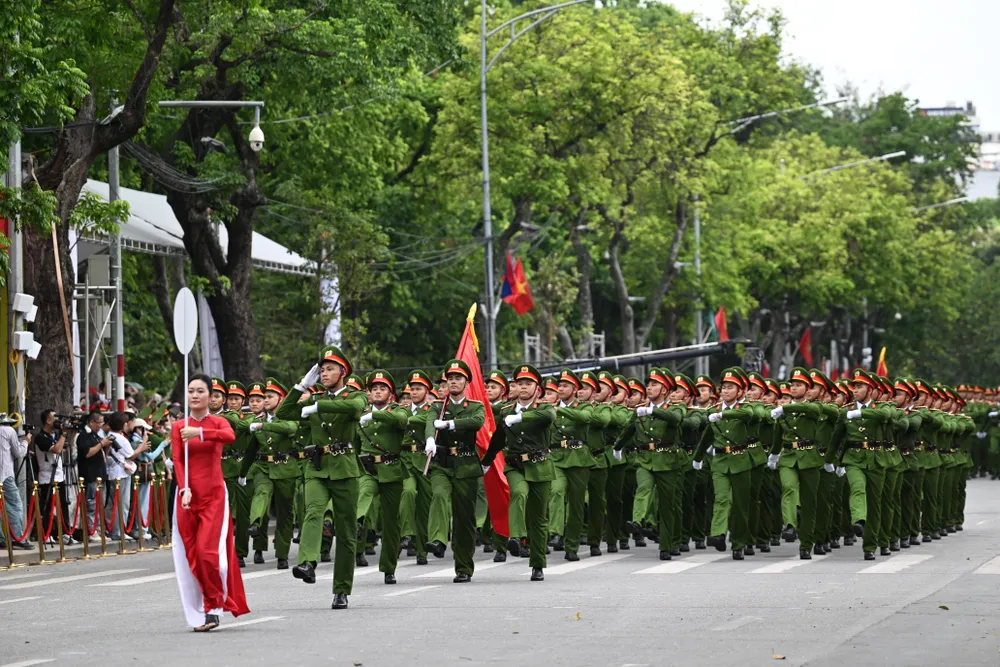 Các lực lượng diễu hành qua phố đi bộ Hồ Gươm DSC_0766.JPG