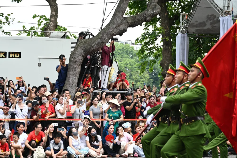 Đông đảo nhân dân ngồi 2 bên đường Đinh Tiên Hoàng ghi lại những hình ảnh đẹp của lực lượng công an TP Hà Nội DSC_6729.JPG