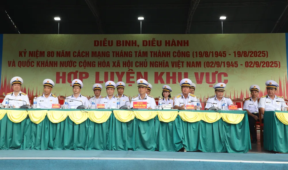 Các đại biểu trong đoàn công tác thăm, động viên lực lượng diễu binh, diễu hành của Quân chủng Hải quân 2.JPG