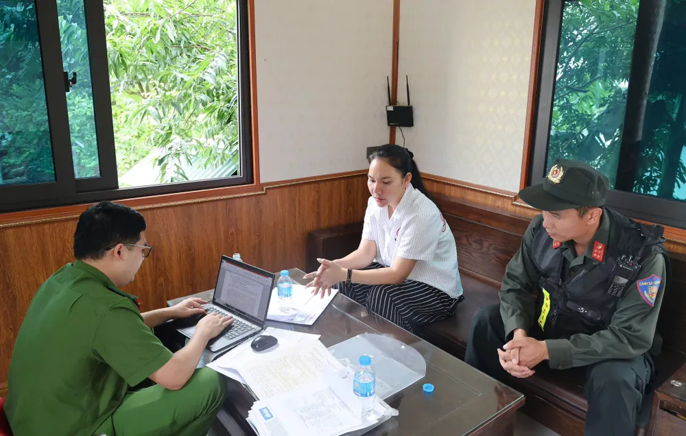 Cơ quan công an lấy lời khai của Vũ Thị Hường 2.jpg