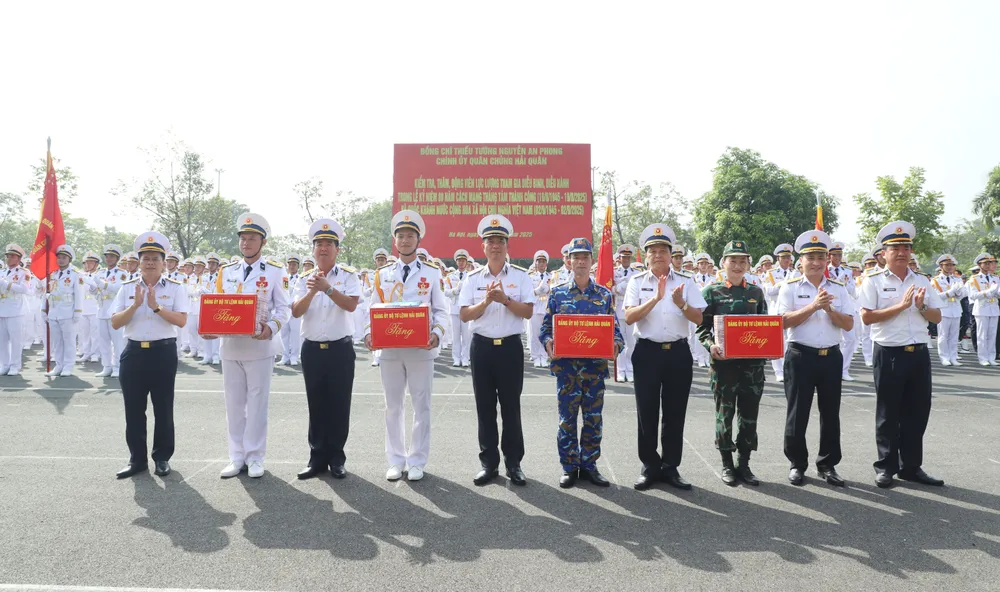 Thủ trưởng Bộ Tư lệnh và các cơ quan tặng quà cho các lực lượng 5.JPG