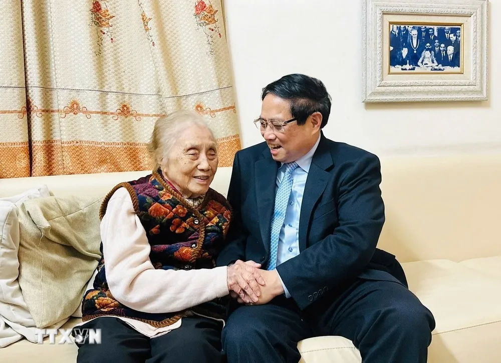 Thủ tướng Phạm Minh Chính trong một lần tới thăm nguyên Phó Chủ tịch nước Nguyễn Thị Bình. Ảnh: TTXVN ttxvn-0803-thu-tuong-chuc-mung-b.jpg