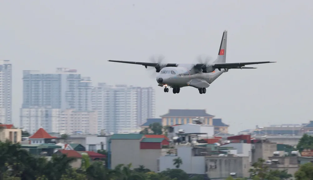 Máy bay CASA C-295 với số hiệu 9802, thực hiện bay khí tượng, sau đó bay dẫn đầu biên đội, thực hiện các bài luyện tập. Ảnh: ĐỖ TRUNG z6900530890226_f21307ac0fa6960ee6aa942a3deea82f.jpg
