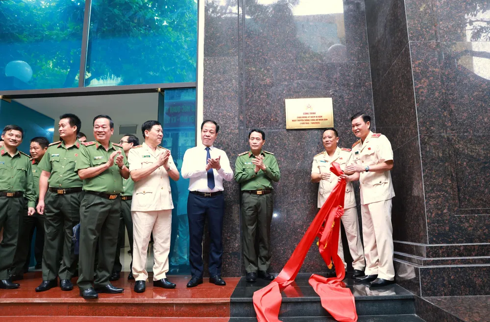 Các đại biểu thực hiện nghi thức gắn biển công trình chào mừng 80 năm Ngày truyền thống lực lượng Công an nhân dân 2.jpg