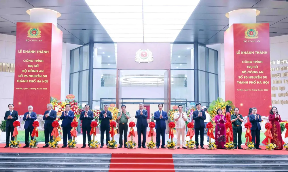 អគ្គលេខាធិកា To Lam រដ្ឋមន្ត្រី Luong Tam Quang និងគណៈប្រតិភូបានធ្វើពិធីកាត់ខ្សែបូសម្ពោធទីស្នាក់ការក្រសួងសន្តិសុខសាធារណៈ។ 2455.jpg