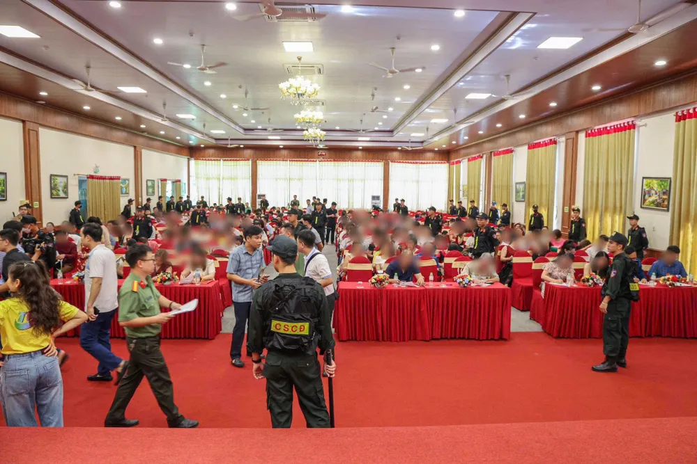 Cơ quan công an tiến hành khám xét tại hiện trường nơi tổ chức hội thảo tp1.jpg