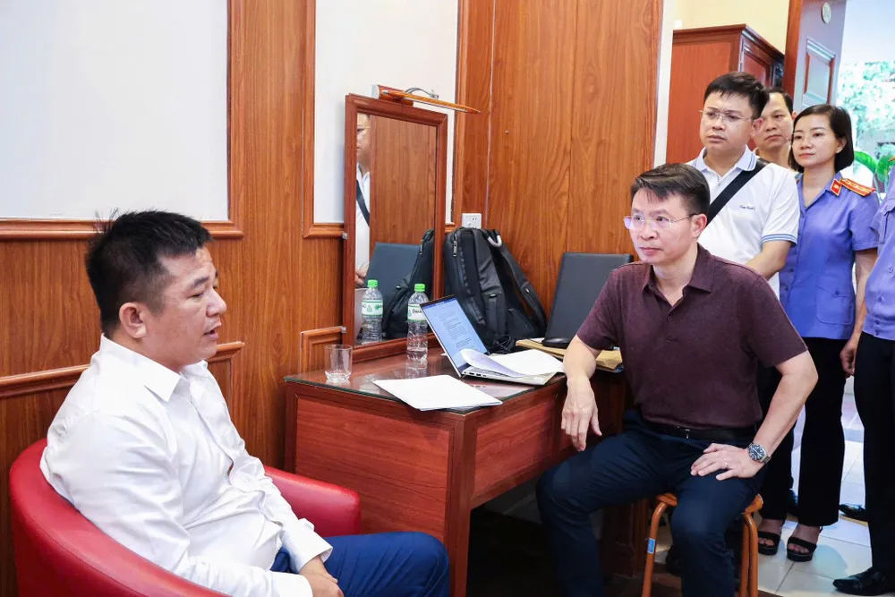 Thiếu tướng Nguyễn Minh Tuấn, Giám đốc Công an tỉnh Phú Thọ trực tiếp lấy lời khai đối tượng cầm đầu Nguyễn Chánh Đáng tp2.jpg
