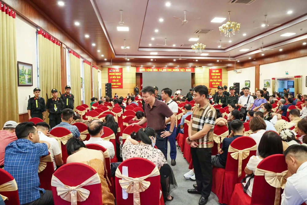 Thiếu tướng Nguyễn Minh Tuấn, Giám đốc Công an tỉnh Phú Thọ trực tiếp vận động, khuyến cáo, nhắc nhở những người đang tham gia hội thảo tp3.jpg