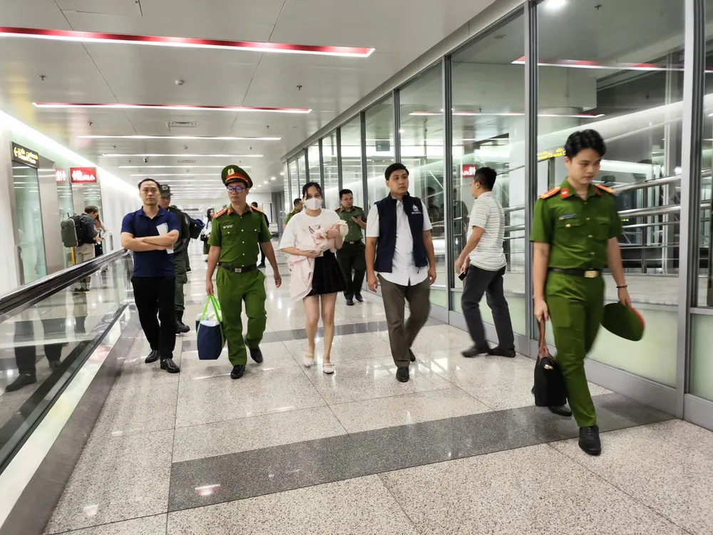 Tổ công tác dẫn giải đối tượng Ngô Thị Thêu tại sân bay Nội Bài Vo .jpg