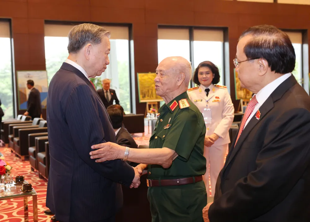 Tổng Bí thư Tô Lâm thăm hỏi nguyên Bộ trưởng Bộ Quốc phòng, Đại tướng Phạm Văn Trà. Ảnh: QUANG PHÚC z6915120231022_6340b3e65013260e45d854bd8f7f4a29.jpg