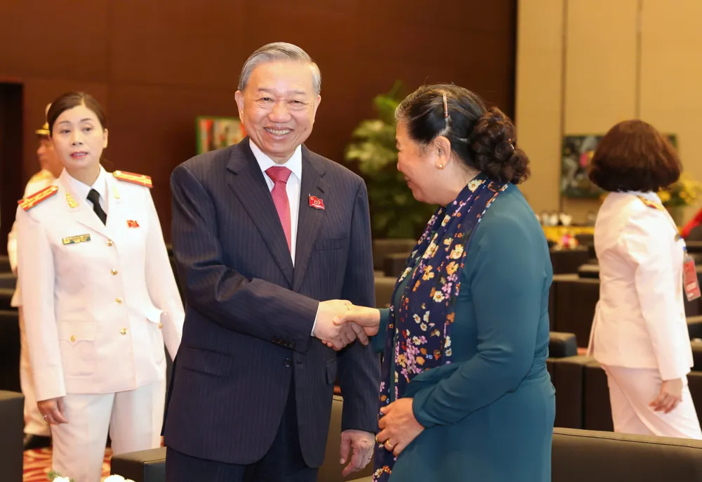 Tổng Bí thư Tô Lâm và nguyên Phó Chủ tịch Quốc hội Tòng Thị Phóng tại buổi lễ. Ảnh: QUANG PHÚC z6915120233271_94217b9f0a31f0312b307998212bdde3.jpg